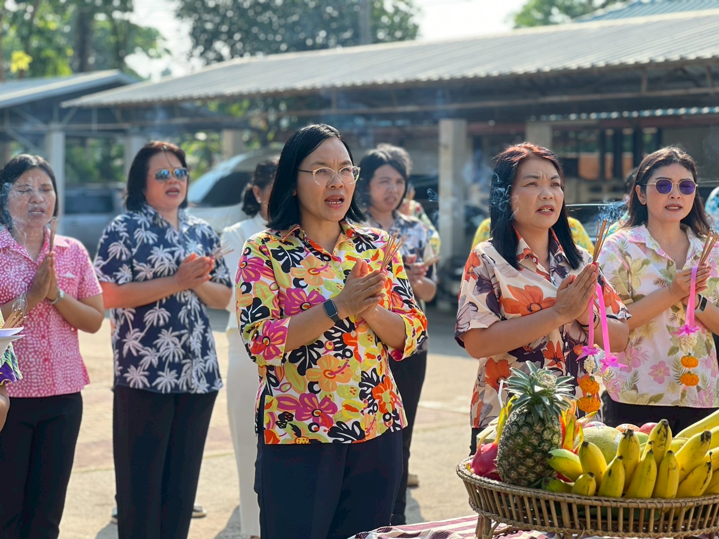 title - ส.ป.ก. ยโสธร จัดพิธีเจริญพระพุทธมนต์ทำบุญถวายภัตตาหารเพลแด่พระสงฆ์ พิธีสักการะศาลเจ้าที่และสิ่งศักดิ์สิทธิ์ประจำสำนักงาน เนื่องในเทศกาลวันขึ้นปีใหม่ไทย
